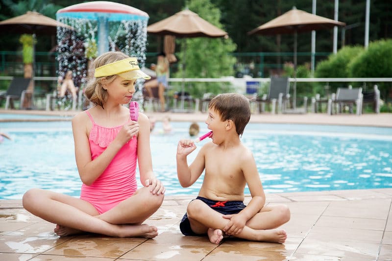 Отдых с детьми в открытом летнем бассейне с подогревом - отель Борвиха
